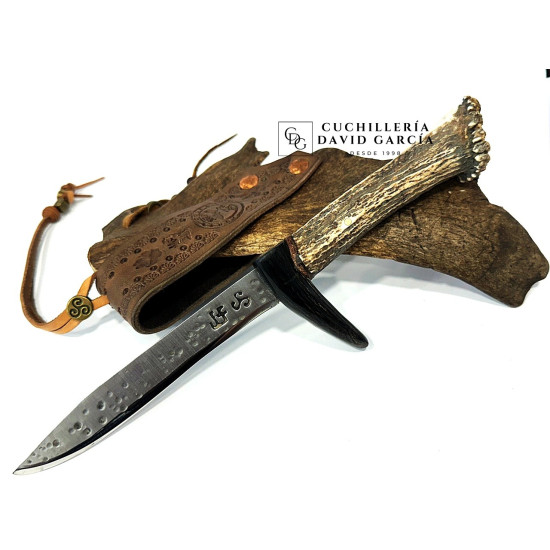 Cuchillo Artesano José García Fernandez  Acero Carbono 5160 con Mango de Roseta de Ciervo y Cuerna de Gamo
