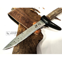 Cuchillo Artesano José García Fernandez  Acero Carbono 5160 con Mango de Roseta de Ciervo y Cuerna de Gamo