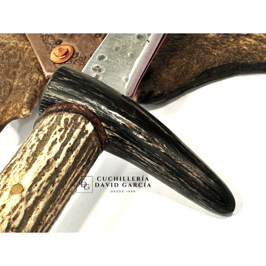 Cuchillo Artesano José García Fernandez  Acero Carbono 5160 con Mango de Roseta de Ciervo y Cuerna de Gamo