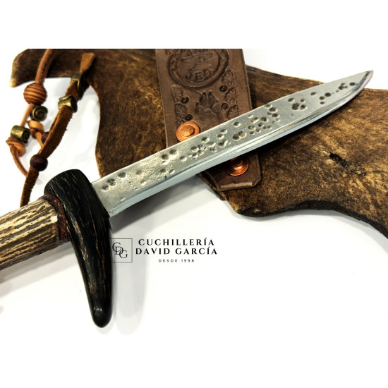 Cuchillo Artesano José García Fernandez  Acero Carbono 5160 con Mango de Roseta de Ciervo y Cuerna de Gamo