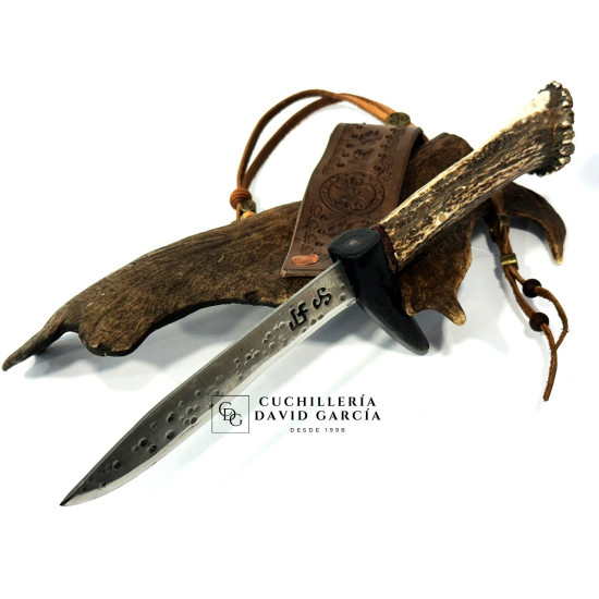 Cuchillo Artesano José García Fernandez  Acero Carbono 5160 con Mango de Roseta de Ciervo y Cuerna de Gamo