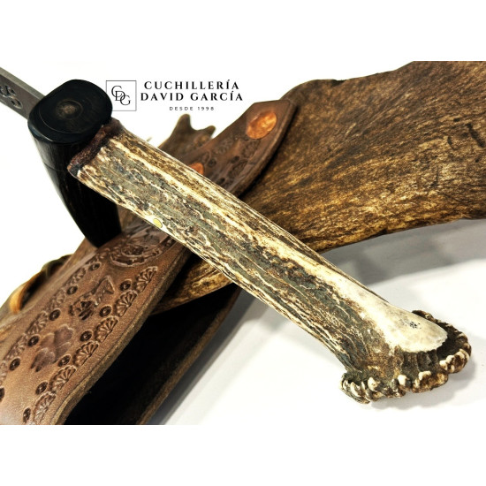 Cuchillo Artesano José García Fernandez  Acero Carbono 5160 con Mango de Roseta de Ciervo y Cuerna de Gamo