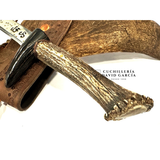 Cuchillo Artesano José García Fernandez  Acero Carbono 5160 con Mango de Roseta de Ciervo y Cuerna de Gamo