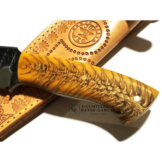 Forja Celta Cuchillo Fenix  Acero 5160 Piña y Resina
