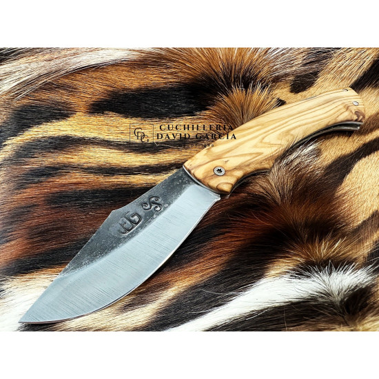 Forja Celta Navaja Bárbara Acero carbono 5160 - Madera seleccionada de Olivo