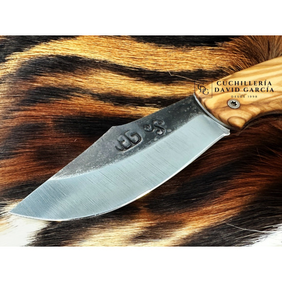 Forja Celta Navaja Bárbara Acero carbono 5160 - Madera seleccionada de Olivo