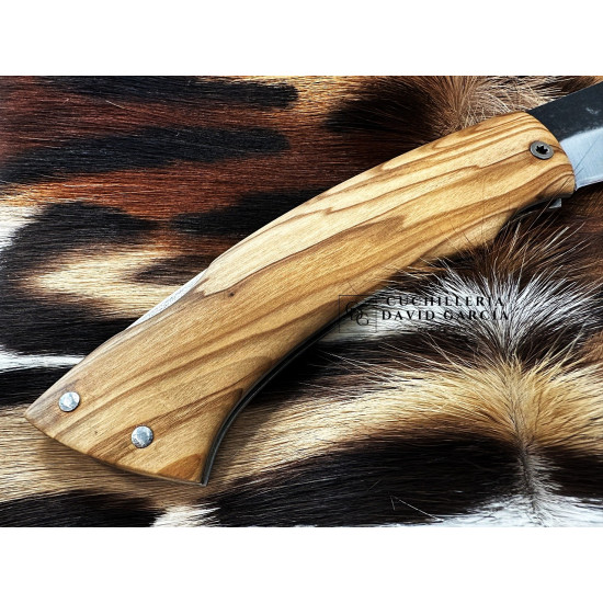 Forja Celta Navaja Bárbara Acero carbono 5160 - Madera seleccionada de Olivo