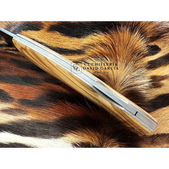 Forja Celta Navaja Bárbara Acero carbono 5160 - Madera seleccionada de Olivo