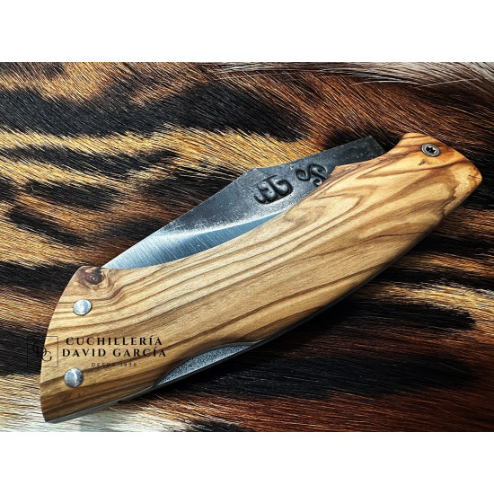 Forja Celta Navaja Bárbara Acero carbono 5160 - Madera seleccionada de Olivo