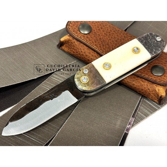 Frederic Marchand Bouledogues Allongés Hueso