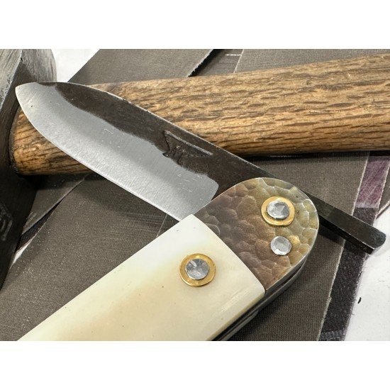 Frederic Marchand Bouledogues Allongés Hueso