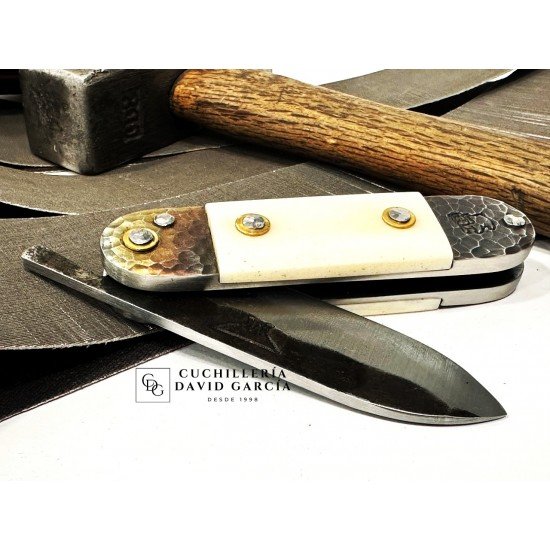 Frederic Marchand Bouledogues Allongés Hueso