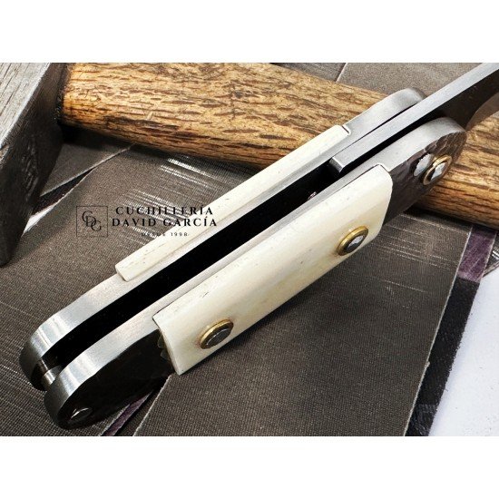 Frederic Marchand Bouledogues Allongés Hueso