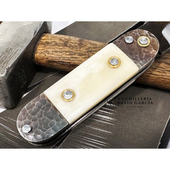 Frederic Marchand Bouledogues Allongés Hueso