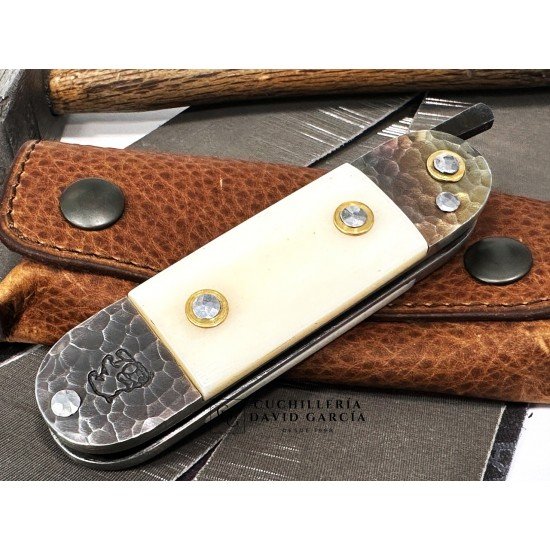 Frederic Marchand Bouledogues Allongés Hueso