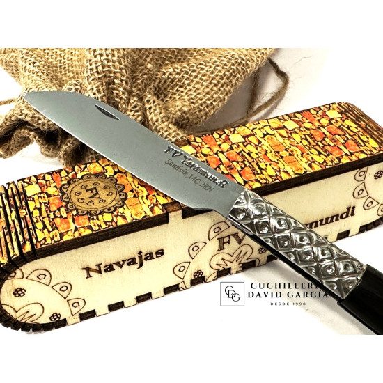 FV Taramundi Navaja Artesana Pieza Granadillo Culata Asta de Ciervo pulida