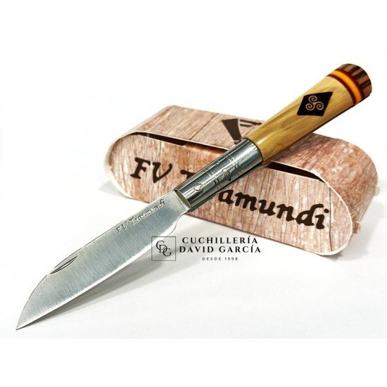 FV Taramundi Navaja Artesana Madera de Boj- Culata Encina / Bandera de España  Triskel 