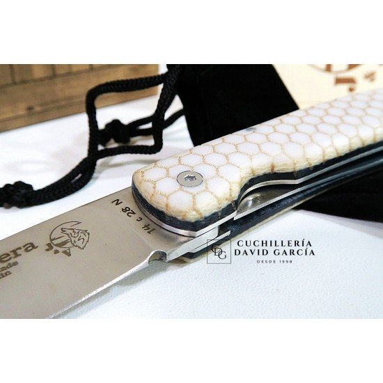 J&V Cuchillos de Aventura Campera Panel de Abeja Acero14C28N 1416-PA J&V Cuchillos de Aventura Campera Panel de Abeja Acero14C28N 1416-PA