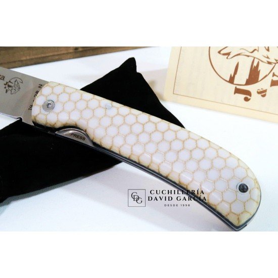 J&V Cuchillos de Aventura Campera Panel de Abeja Acero14C28N 1416-PA J&V Cuchillos de Aventura Campera Panel de Abeja Acero14C28N 1416-PA