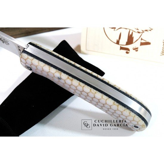 J&V Cuchillos de Aventura Campera Panel de Abeja Acero14C28N 1416-PA J&V Cuchillos de Aventura Campera Panel de Abeja Acero14C28N 1416-PA