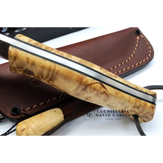 Joker Bushlore CL138-P Madera de Abedul Rizado Acero Sleipner con Pedernal Joker Bushlore CL138-P Madera de Abedul Rizado Acero Sleipner con Pedernal