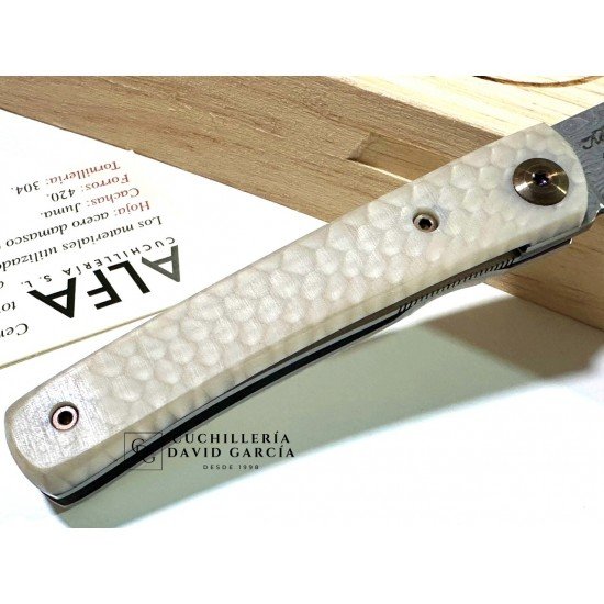 Salamandra Martina Serie Limitada de 120 piezas Juma Blanca Salamandra Martina Serie Limitada de 120 piezas Juma Blanca