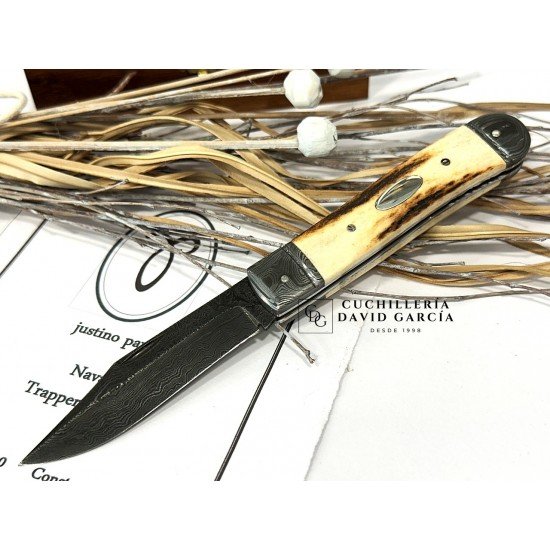 Justino Pavia Trapper Mediano Acero Damasco /Asta de Ciervo