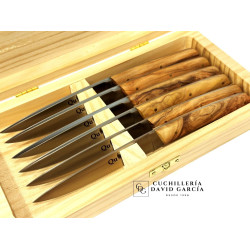 Juego de 6 cuchillos de mesa con mango de madera de olivo y caja de madera.