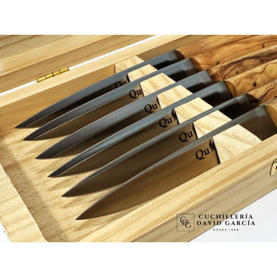 Juego de 6 cuchillos de mesa con mango de madera de olivo y caja de madera.