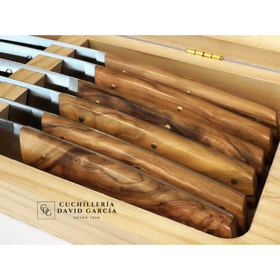 Juego de 6 cuchillos de mesa con mango de madera de olivo y caja de madera.