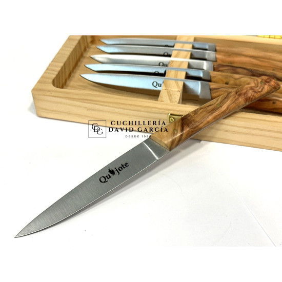 Juego de 6 cuchillos de mesa con mango de madera de olivo y caja de madera.