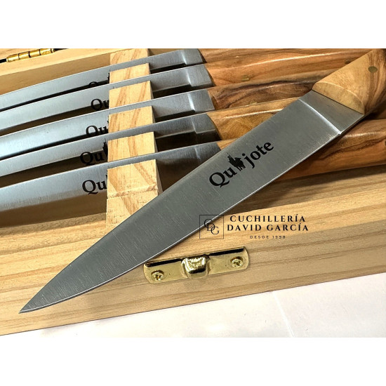 Juego de 6 cuchillos de mesa con mango de madera de olivo y caja de madera.