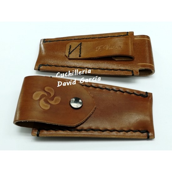 Funda F.Vicents para navajas Taramundi cuero marrón grande decorada Funda F.Vicents para navajas Taramundi cuero marrón grande decorada
